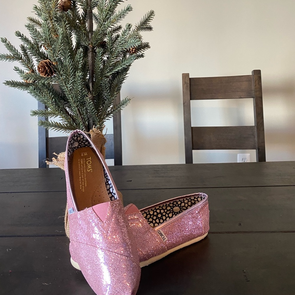 Women’s pink glitter Toms. Great condition. Funky and fun.